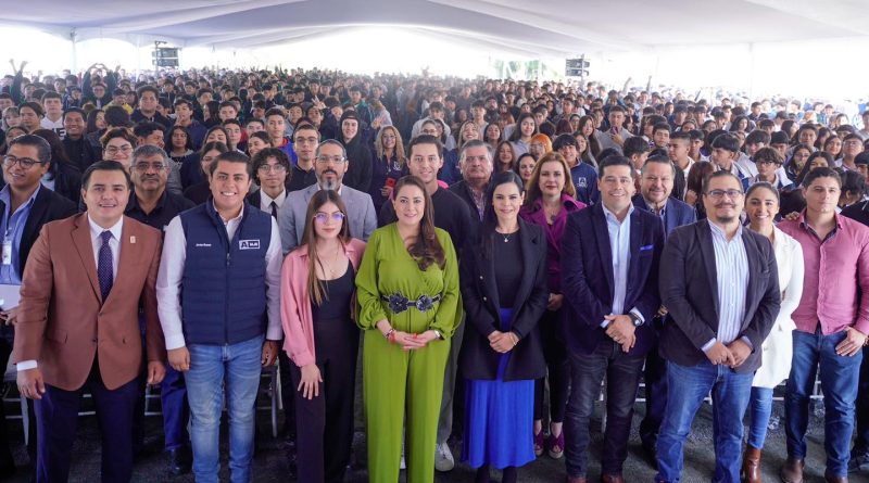 2 MIL 500 ESTUDIANTES DE AGUASCALIENTES RECIBEN DE MANOS DE TERE JIMÉNEZ BECAS DE TRANSPORTE PÚBLICO