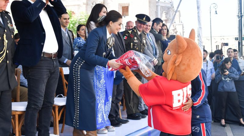 EN UN AMBIENTE DE ALEGRÍA, ENCABEZA TERE JIMÉNEZ EL DESFILE POR EL 114 ANIVERSARIO DE LA REVOLUCIÓN MEXICANA