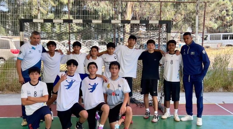 Aguascalientes consiguió 12 victorias en el Tope Preparatorio de handball frente a Guanajuato en las categorías Cadete y Juvenil, en las ramas Varonil y Femenil 🏅💪. ¡Con este gran desempeño, el equipo se prepara para el Macro Regional y los Juegos Nacionales CONADE 2025! 🏆🎯